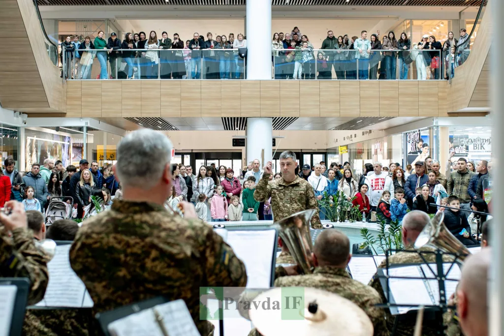 Військовий оркестр виступає в торговому центрі