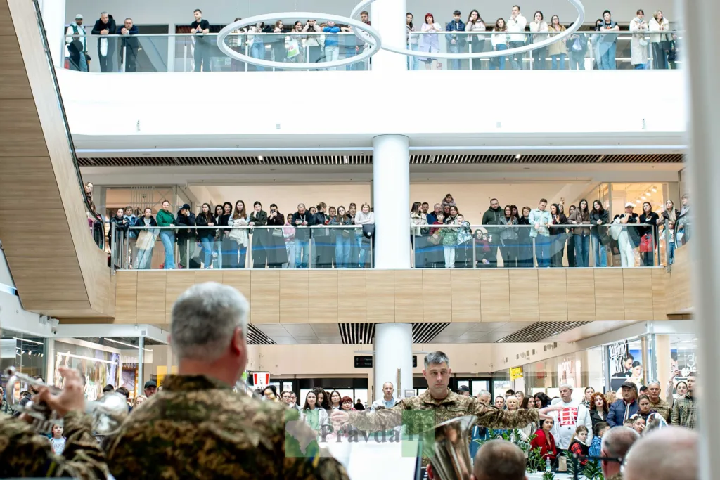 Військовий оркестр виступає перед глядачами у ТРЦ