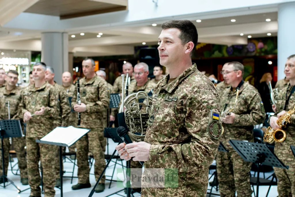 Військовий оркестр України виконує музичний виступ