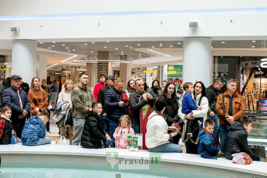 Люди зібралися біля фонтану в торговому центрі