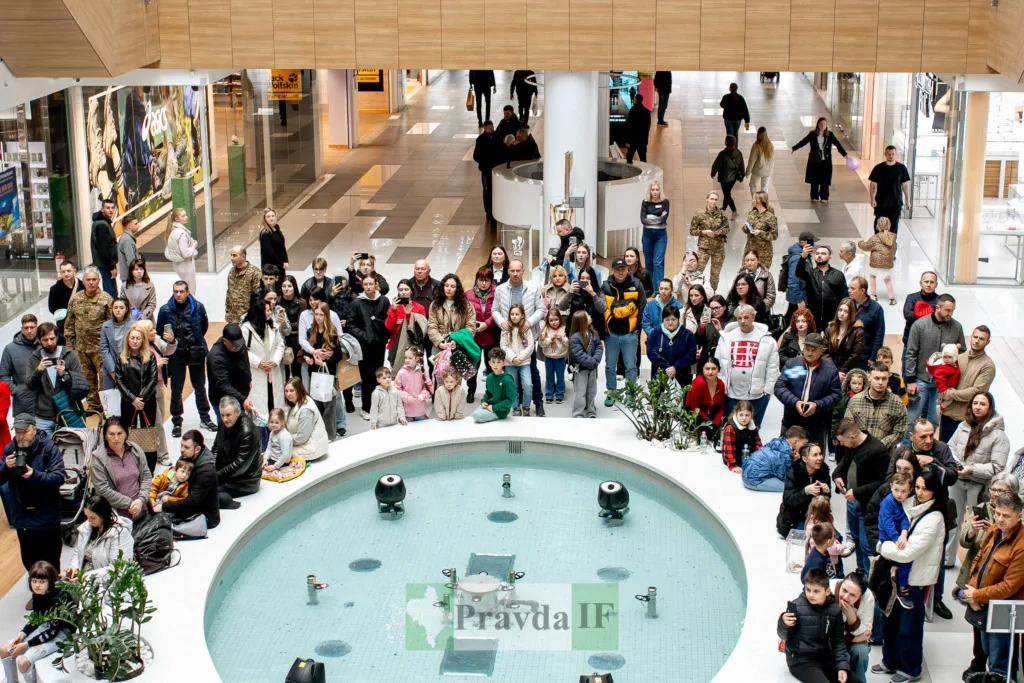 Натовп людей біля фонтану в торговому центрі