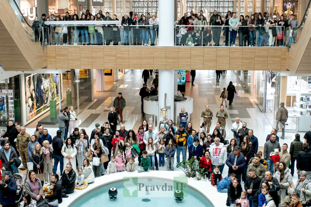 Натовп людей у торговому центрі біля фонтану