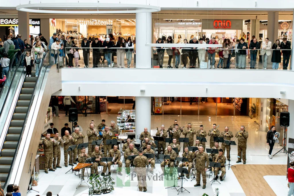 Військовий оркестр виступає у торговому центрі
