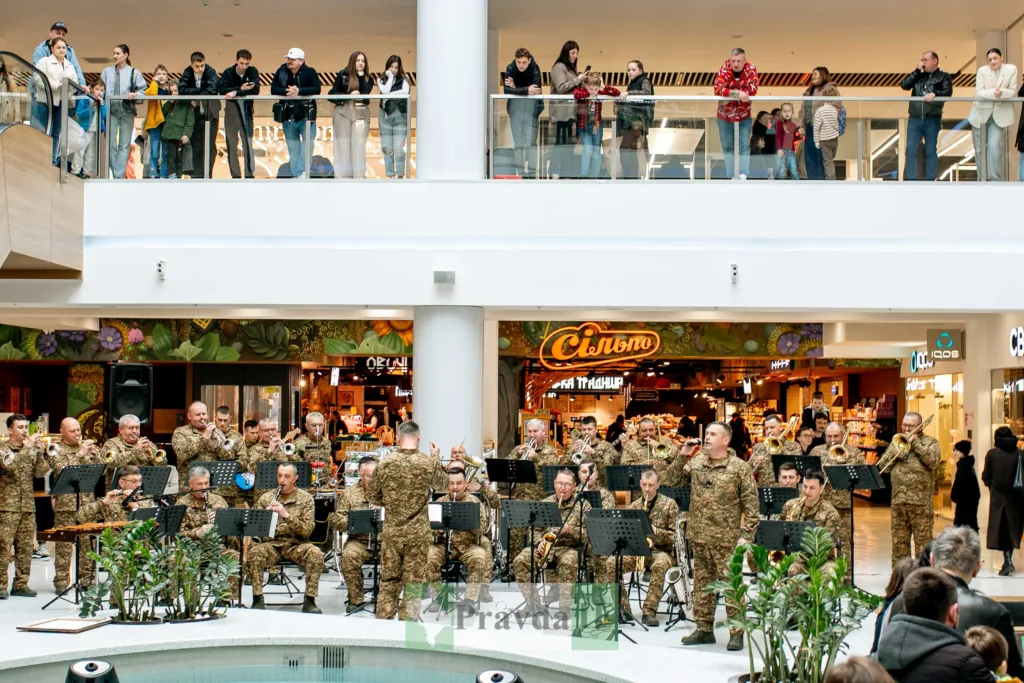 Військовий оркестр виступає у торговому центрі