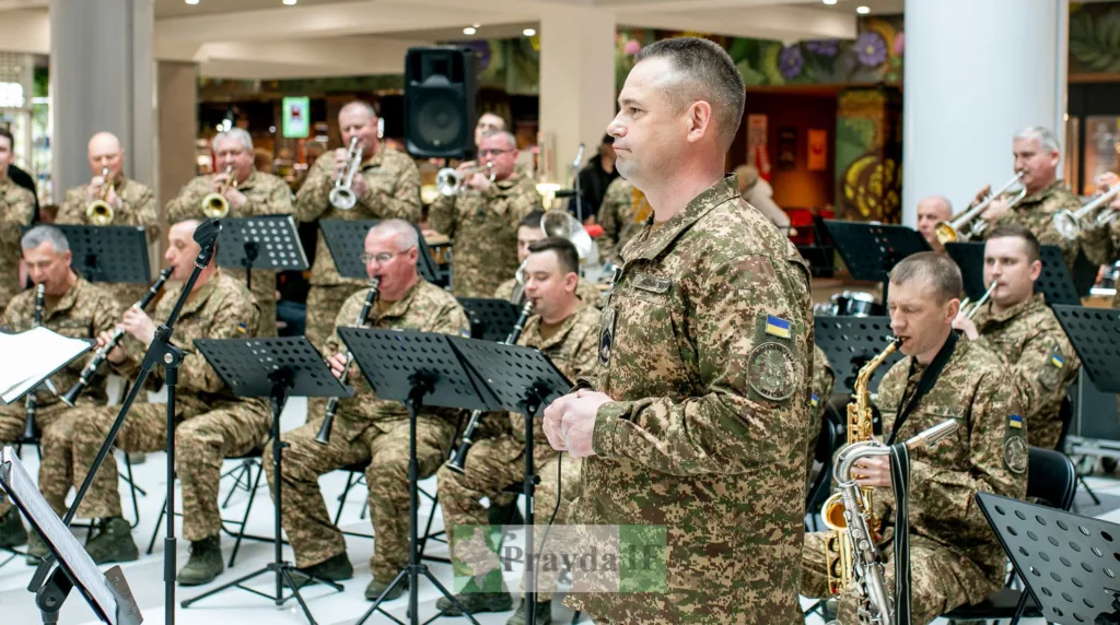 Військовий оркестр України виступає у приміщенні