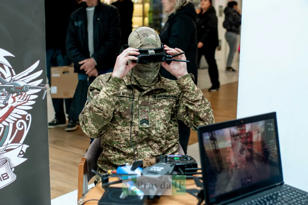 Військовий керує дроном за допомогою окулярів VR