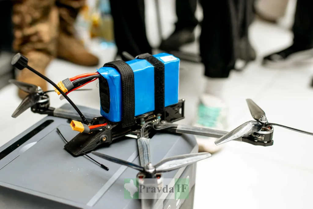 Квадрокоптер з синім акумулятором на столі