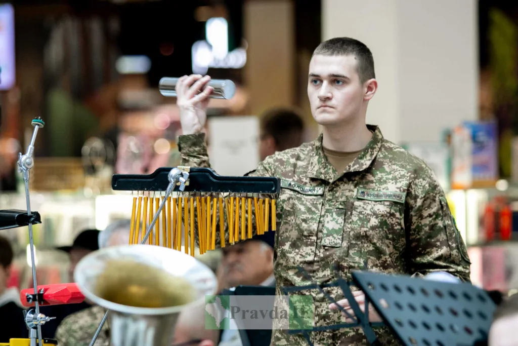 Військовий музикант грає на сцені