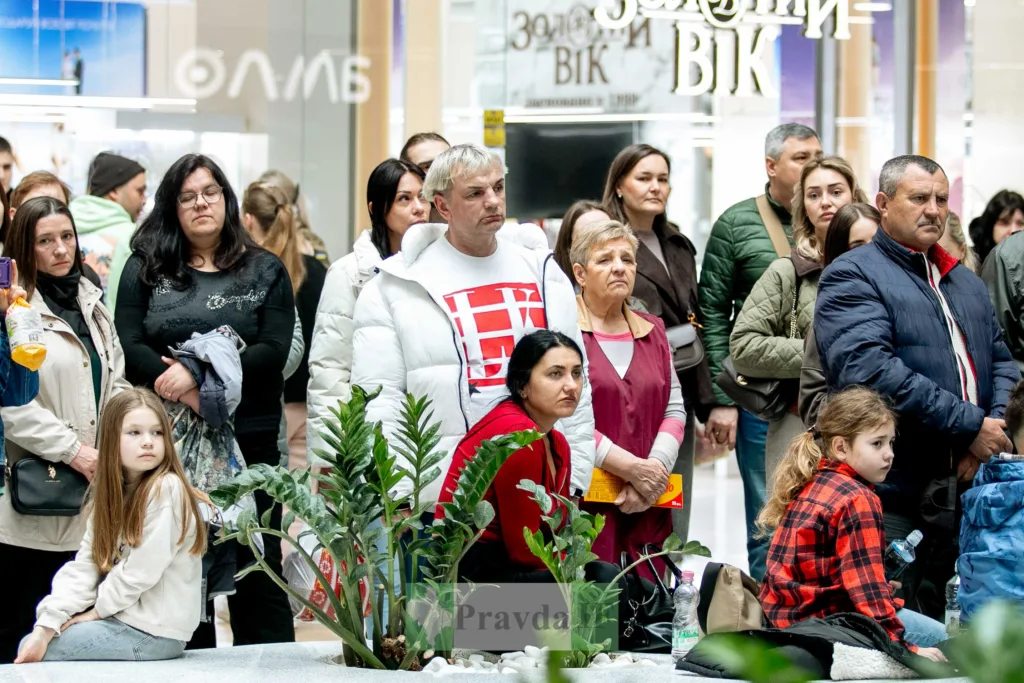 Група людей слухає подію у торговому центрі