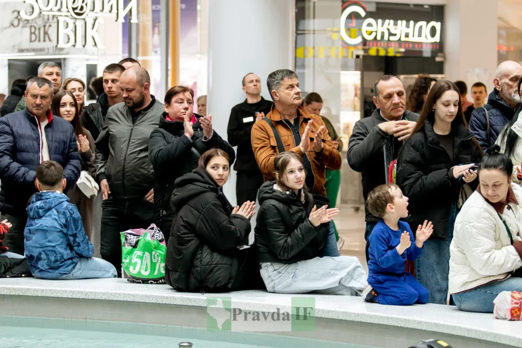 Люди аплодують на заході у торговому центрі