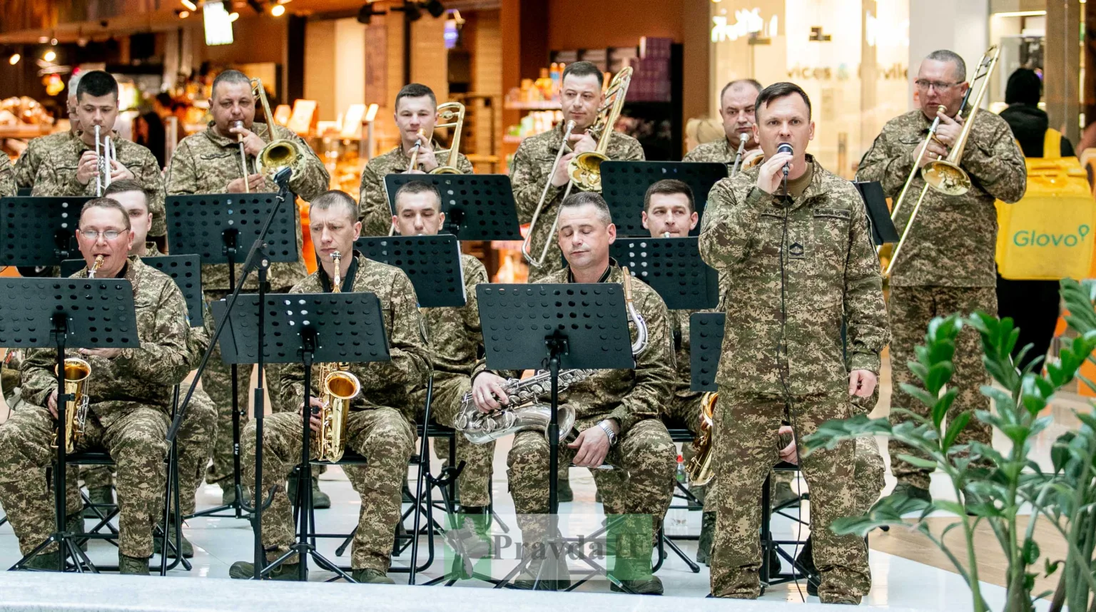 Військовий оркестр виступає у торговому центрі