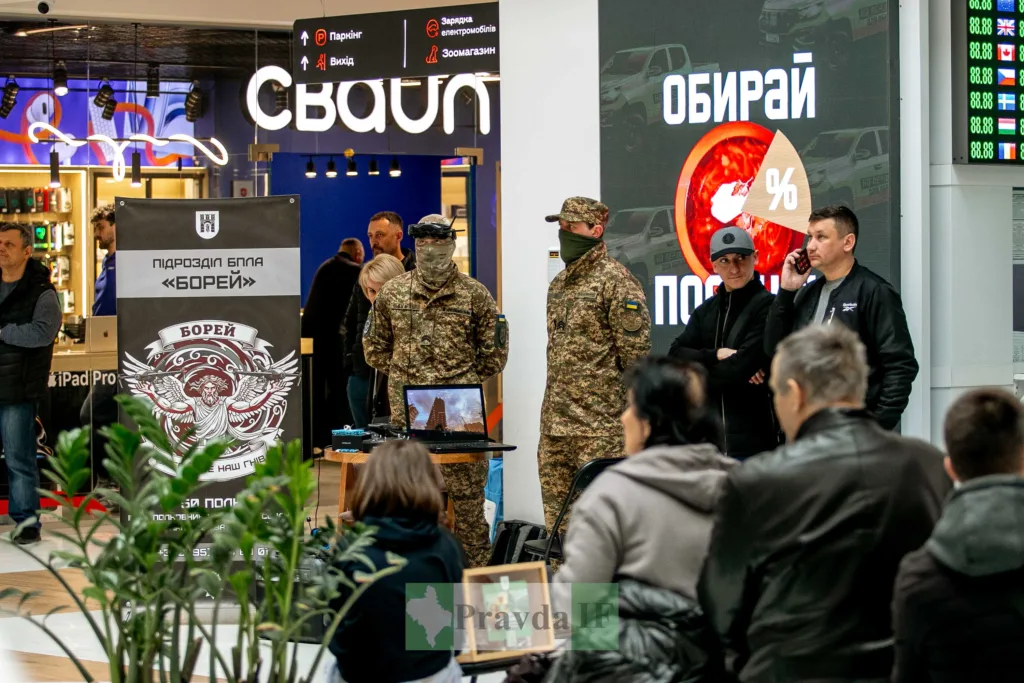 Військові презентують підрозділ дронів у торговому центрі