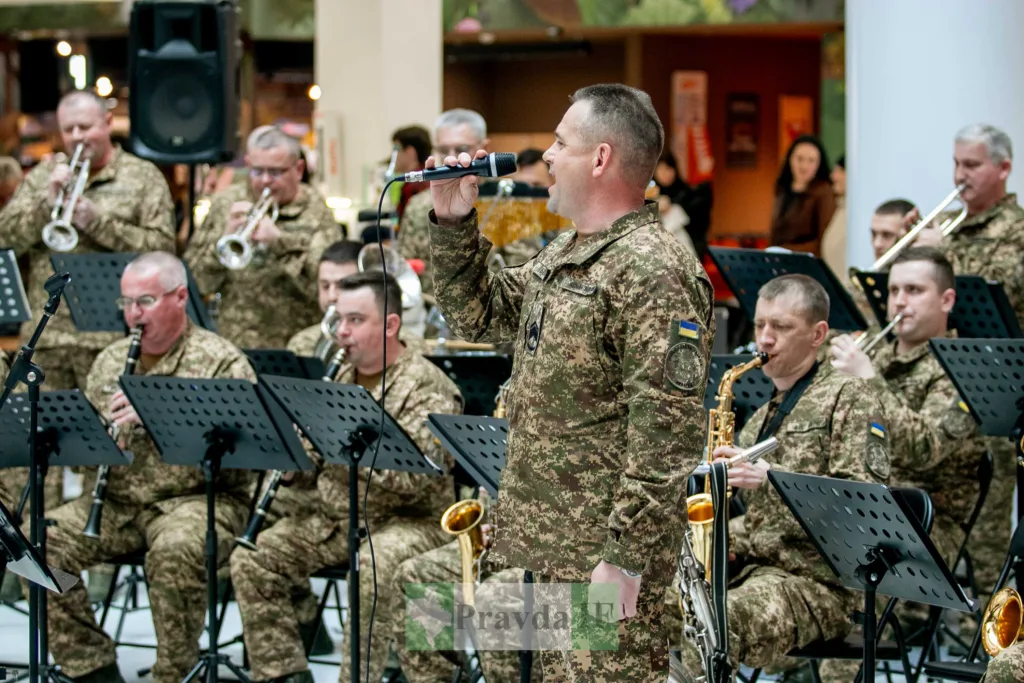 Військовий оркестр виконує музичний виступ