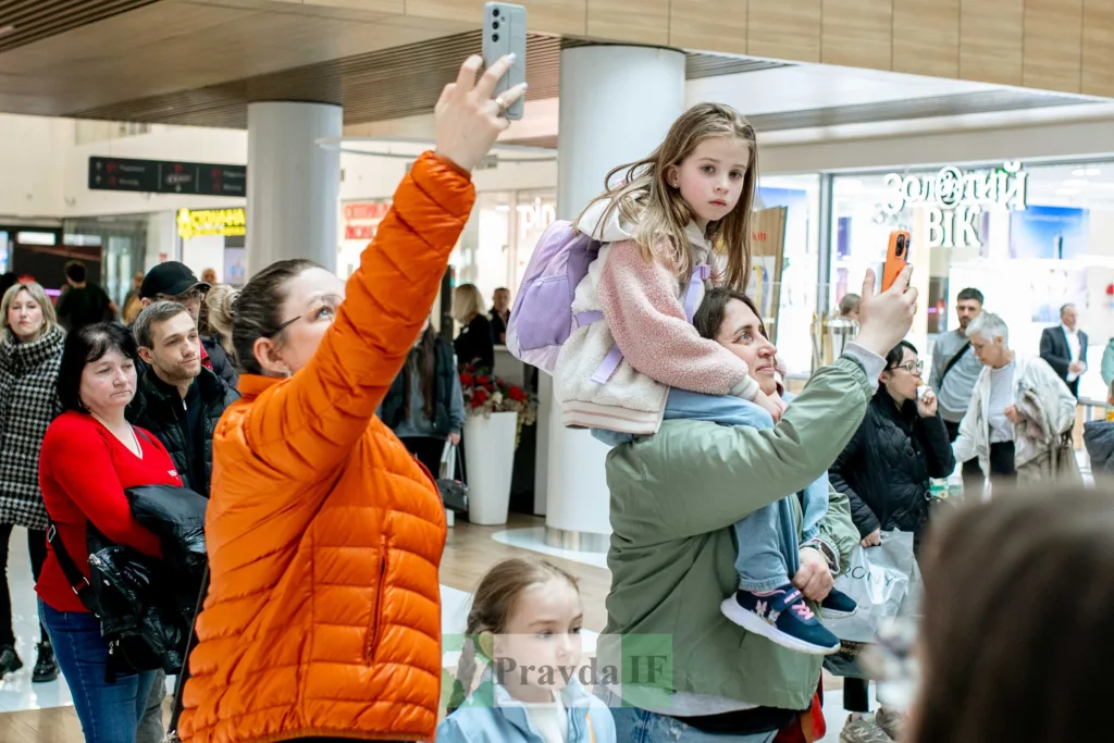 Люди роблять фото в торговому центрі