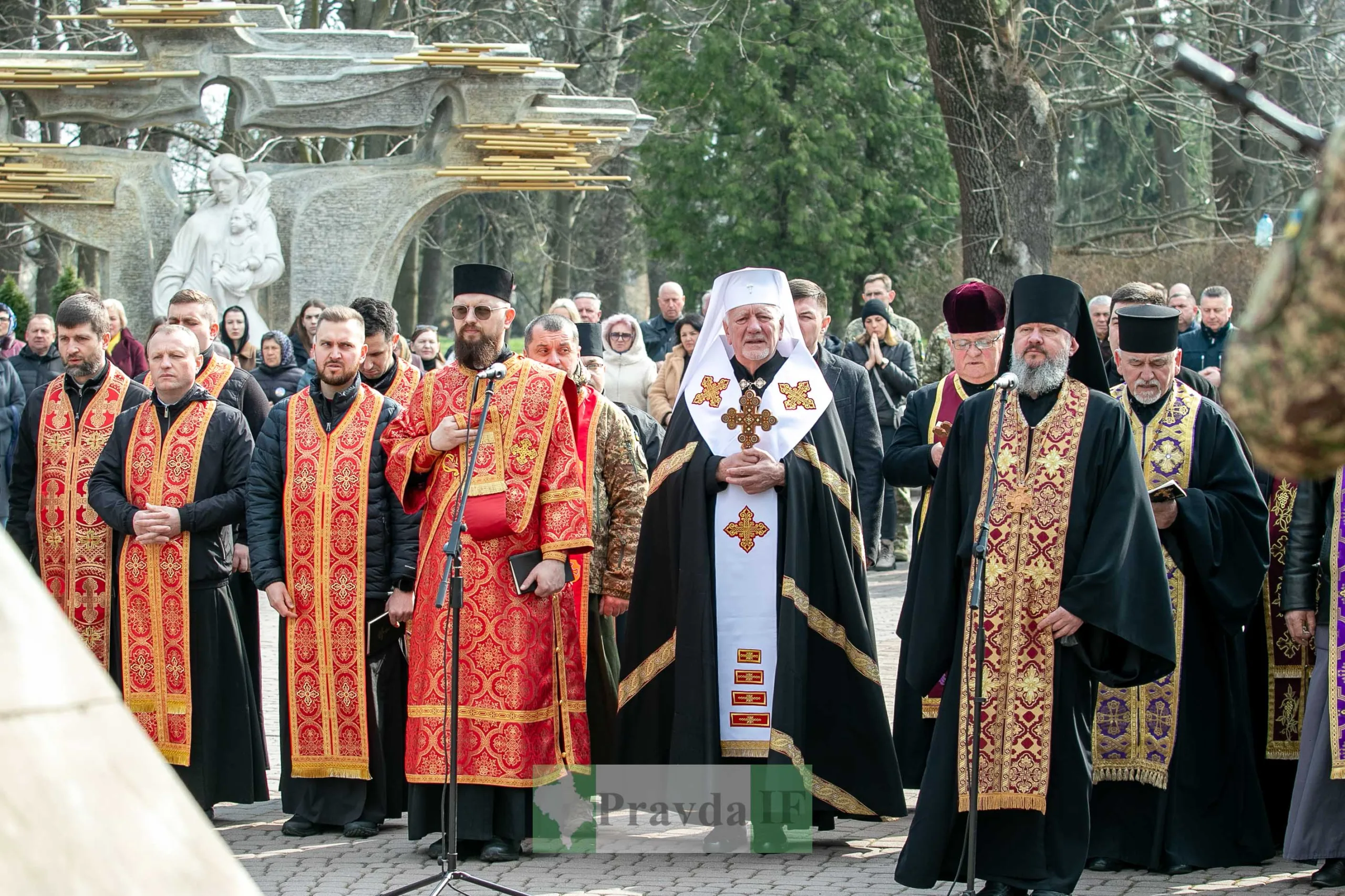 Священники проводять молитву на відкритому повітрі