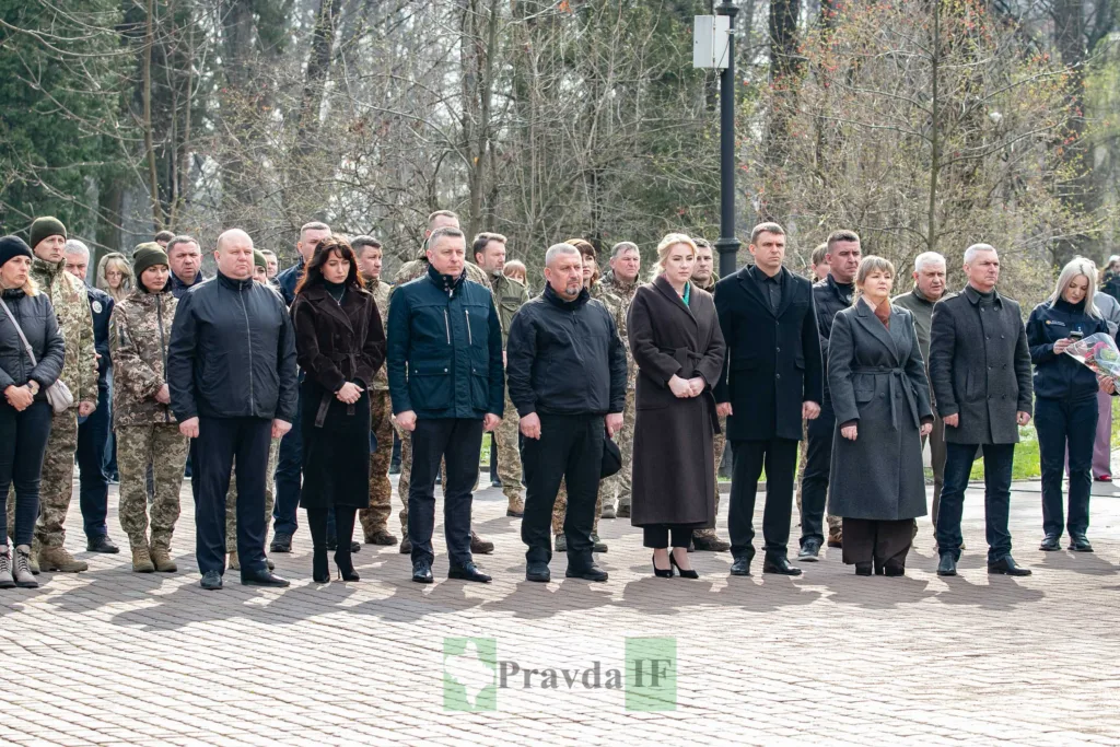 Люди вшановують пам'ять героїв у парку