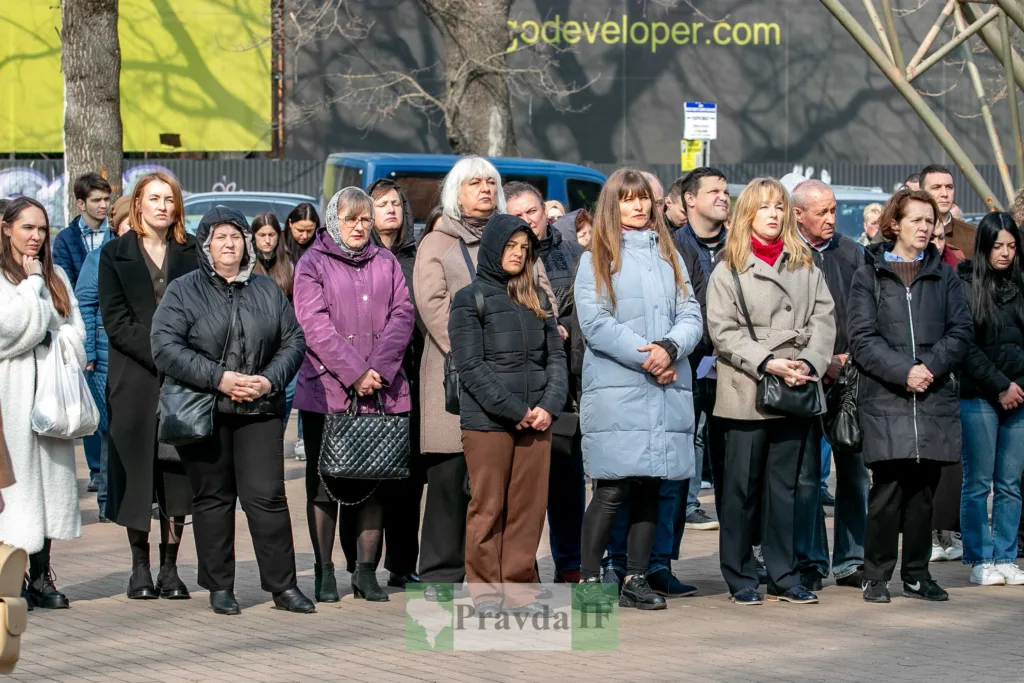 Люди стоять на вулиці під час заходу