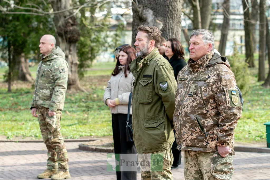 Військові стоять на вулиці під час церемонії