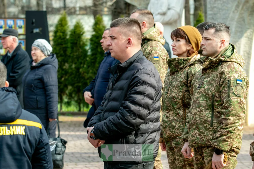 Військові та цивільні на урочистому заході