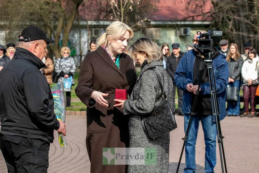 Жінки спілкуються під час вуличної церемонії нагородження