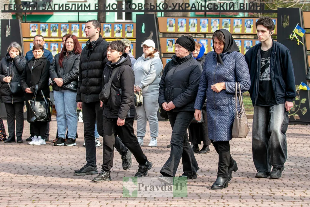 Люди вшановують полеглих героїв війни в Україні