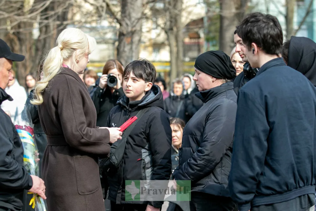 Люди спілкуються під час вуличного заходу