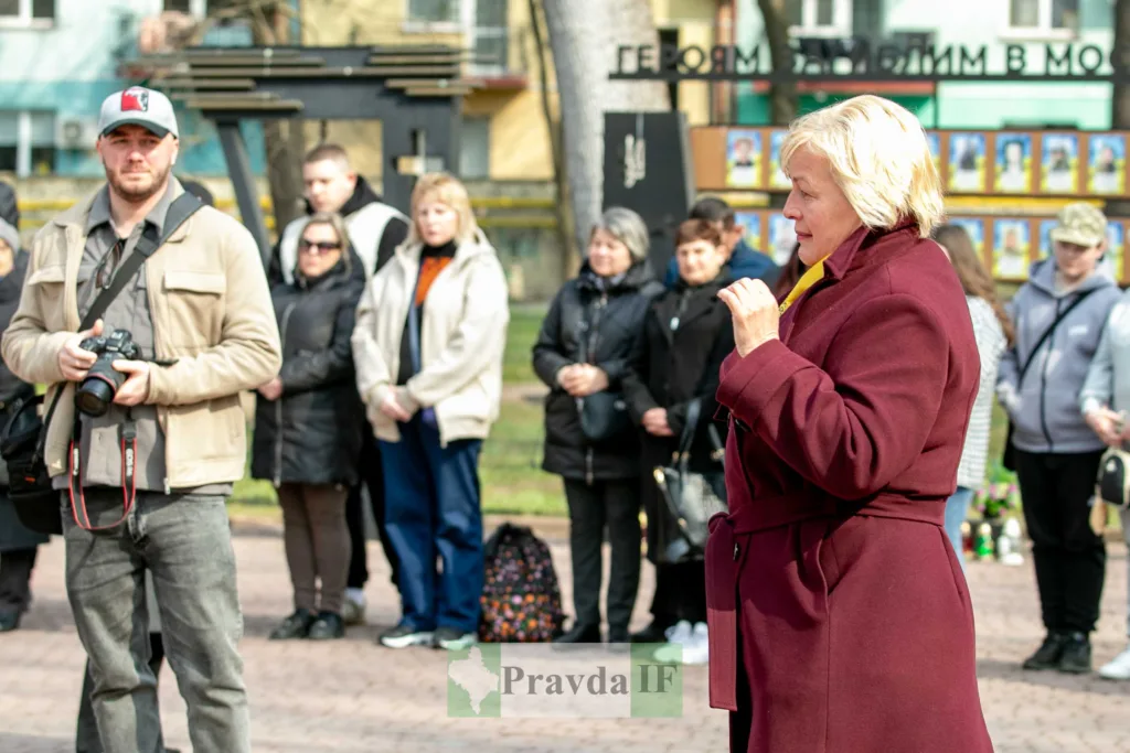 Жінка промовляє перед людьми на вулиці