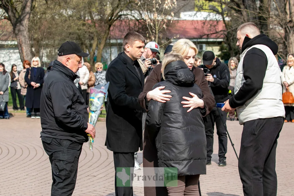 Люди на вулиці під час церемонії вшанування