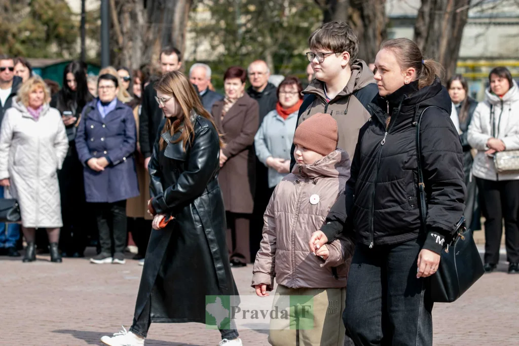 Люди стоять на вуличній події в місті