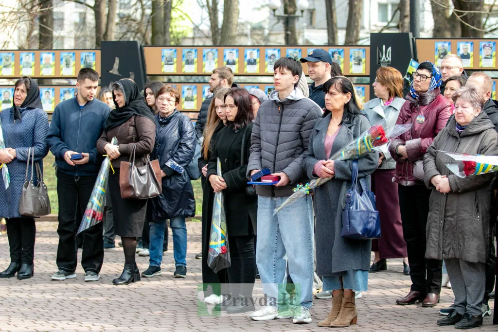 Люди вшановують пам'ять загиблих героїв України