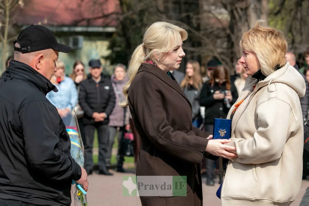 Жінки обмінюються співчуттями під час меморіальної церемонії