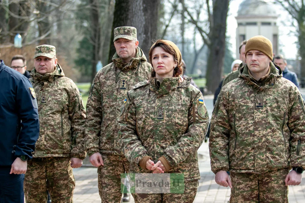 Українські військові стоять під час церемонії