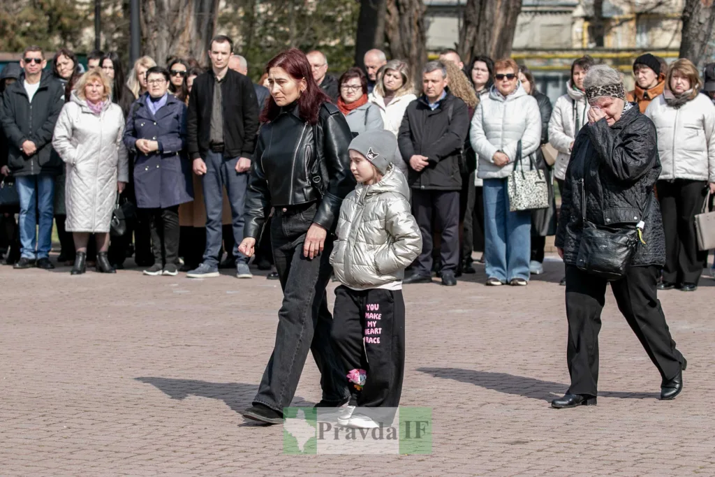 Люди стоять на вулиці під час церемонії