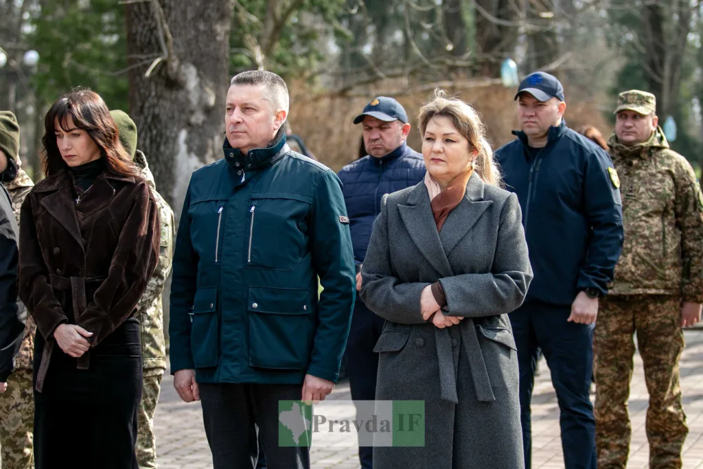 Люди на вуличному заході у парку