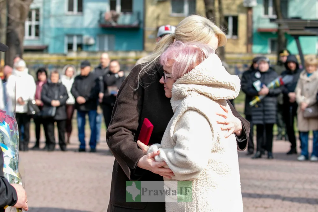Жінки обіймаються під час церемонії пам’яті