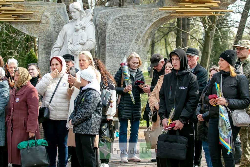 Люди на меморіальному заході біля пам’ятника