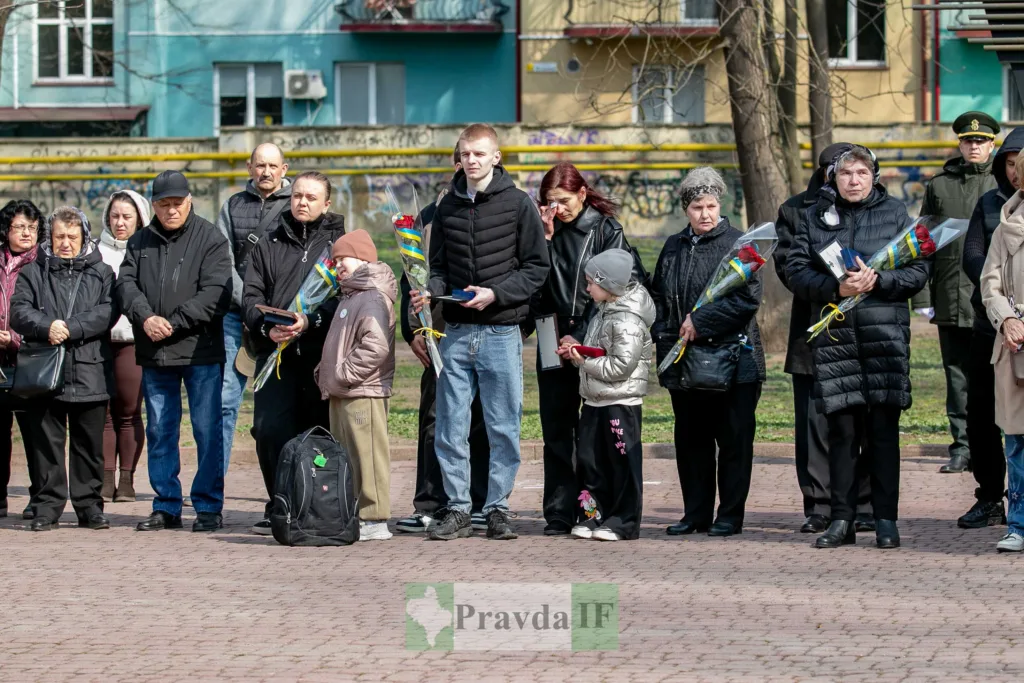 Люди з квітами на меморіальному заході в Івано-Франківську