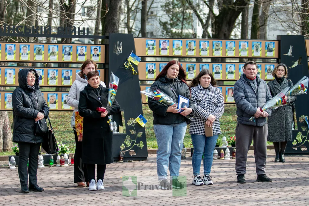 Люди вшановують пам'ять загиблих українських воїнів