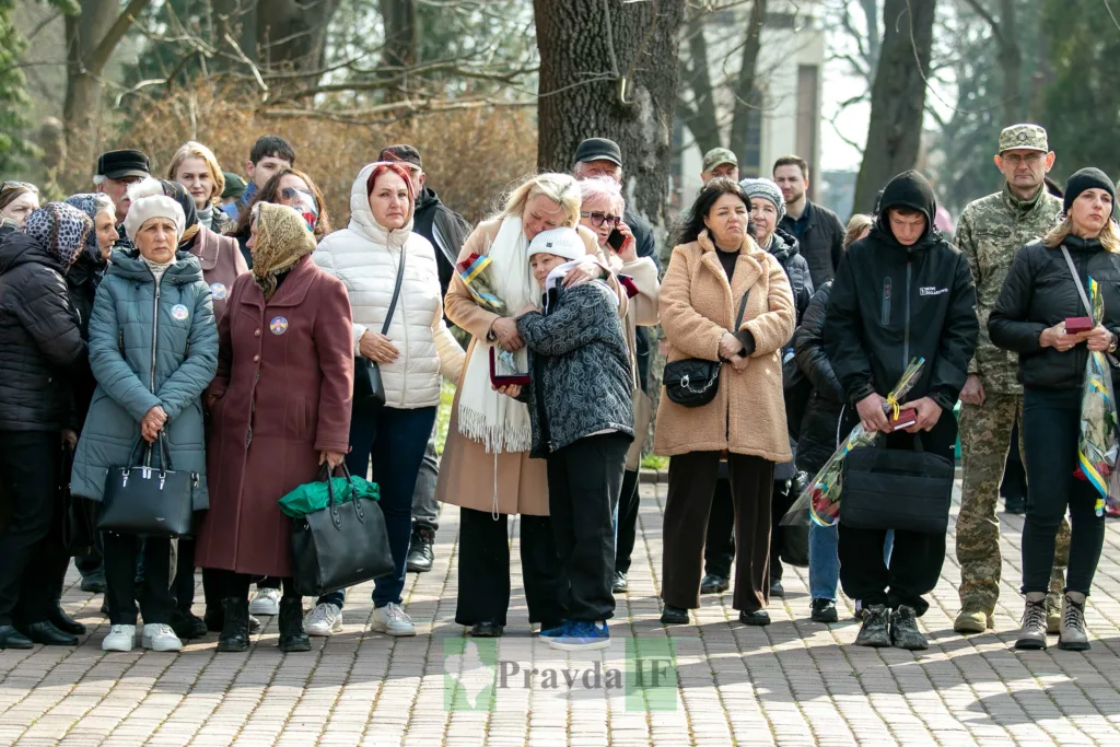 Люди вшановують пам'ять загиблих героїв України