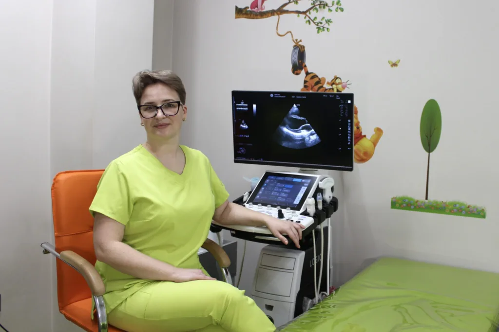 Лікар робить УЗД в кабінеті