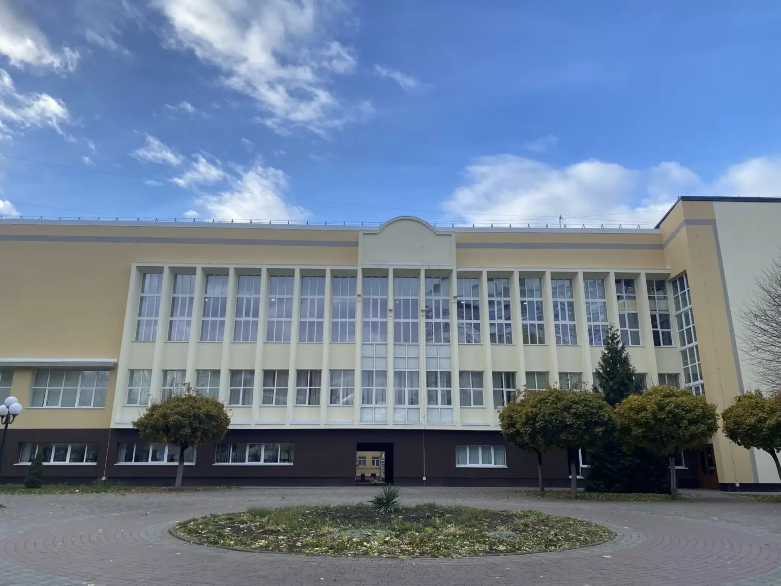 Сучасна шкільна будівля з великими вікнами