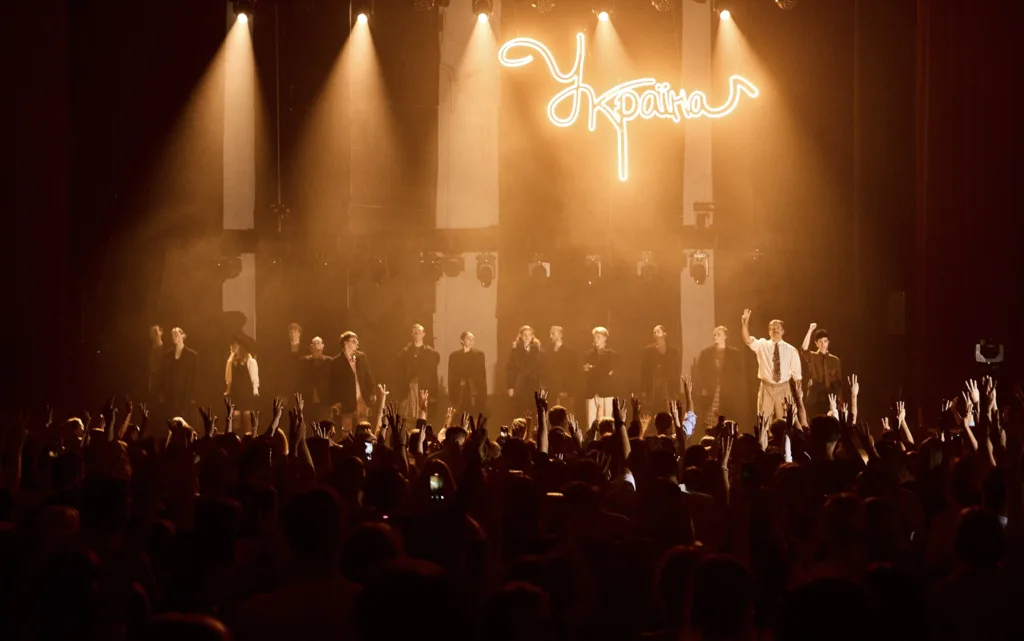 Концерт на сцені з написом Україна