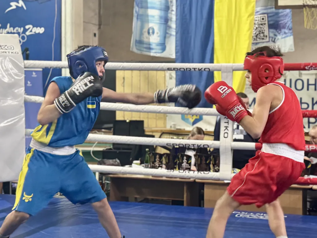 Двоє боксерів у ринзі під час поєдинку