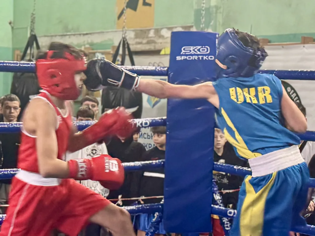 Двоє юних боксерів у поєдинку на рингу