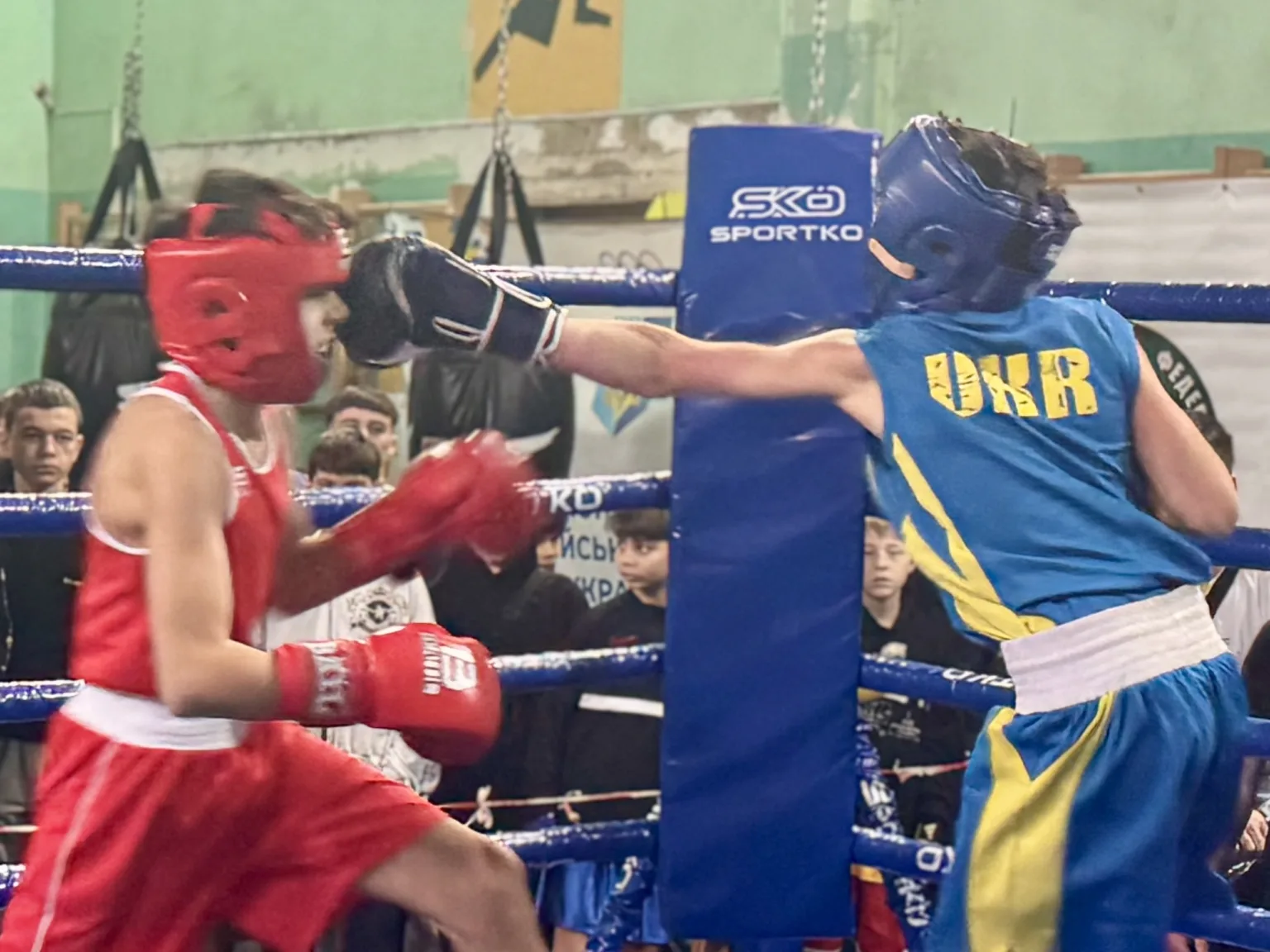 Двоє юних боксерів у поєдинку на рингу