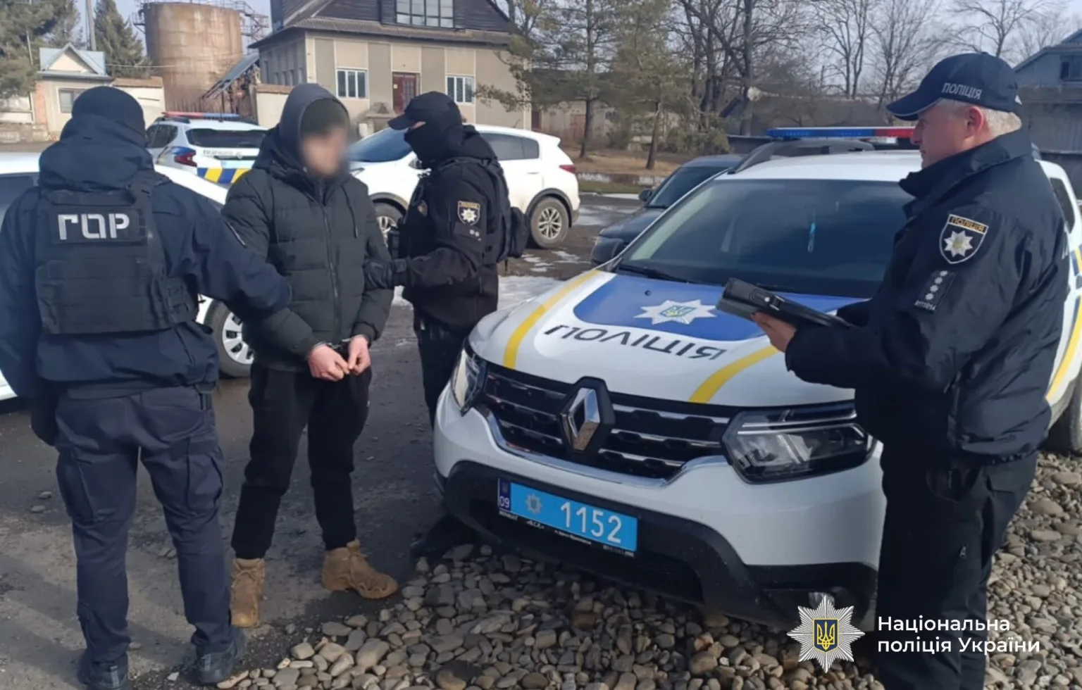 Поліція України затримує підозрюваного біля патрульного авто