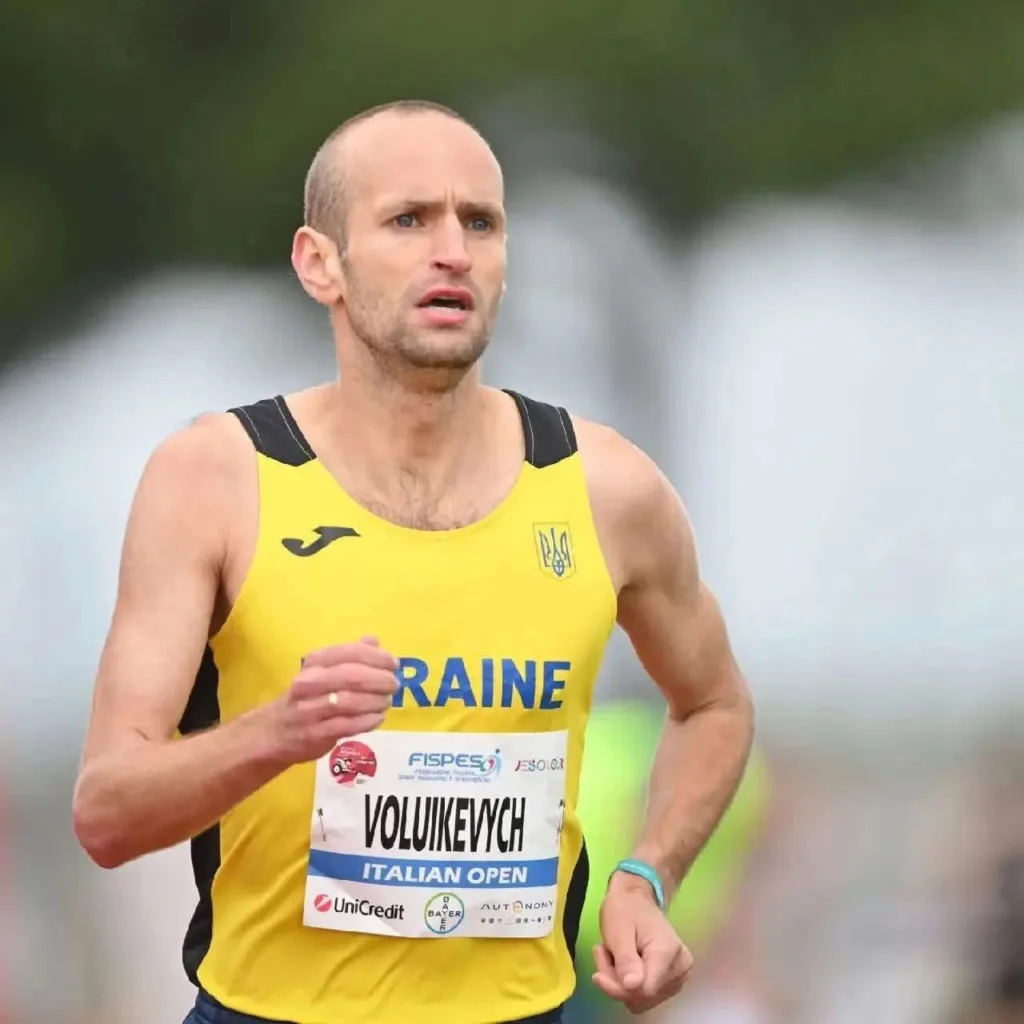 Український спортсмен біжить на змаганнях