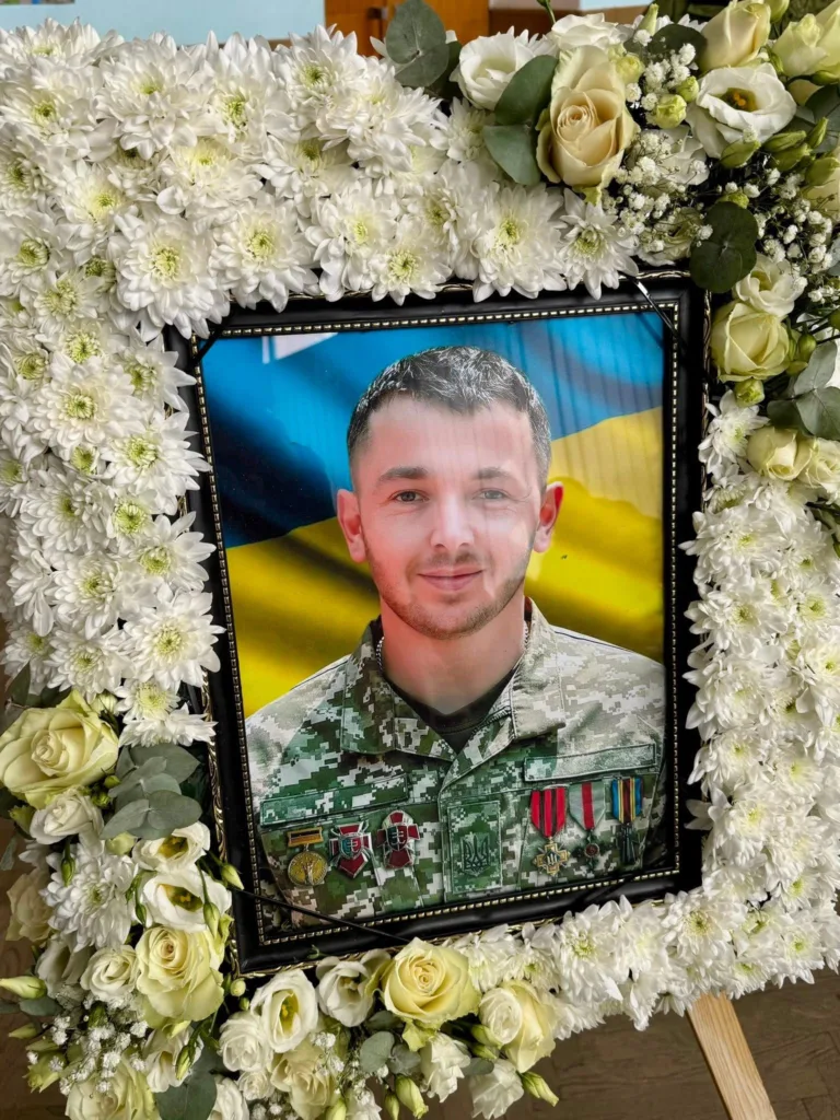 Портрет українського військового у квітковій рамці