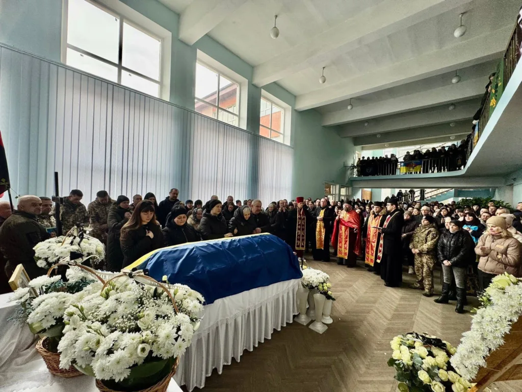 Прощання із загиблим воїном у громадській залі