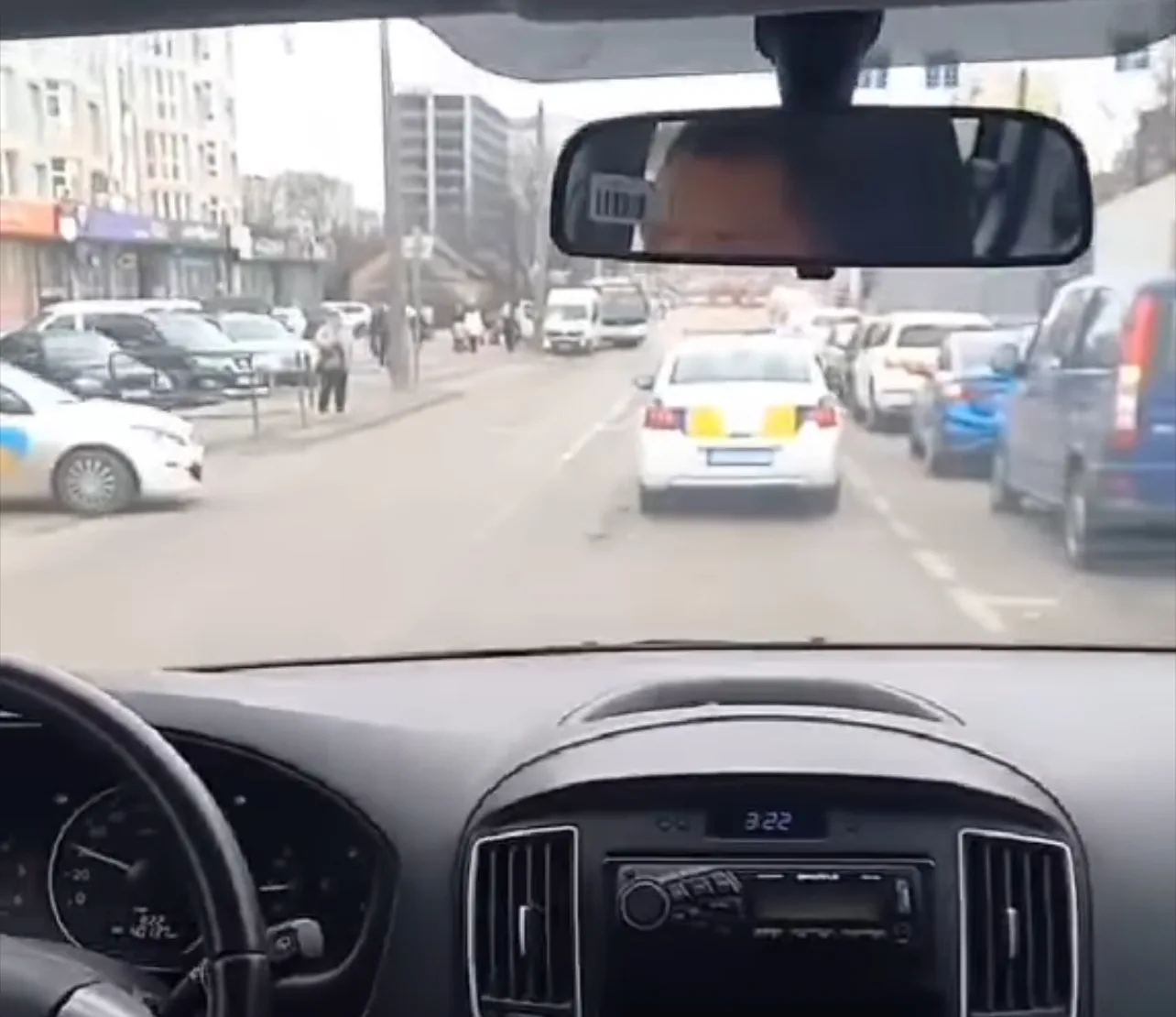 Вид з автомобіля на міську вулицю